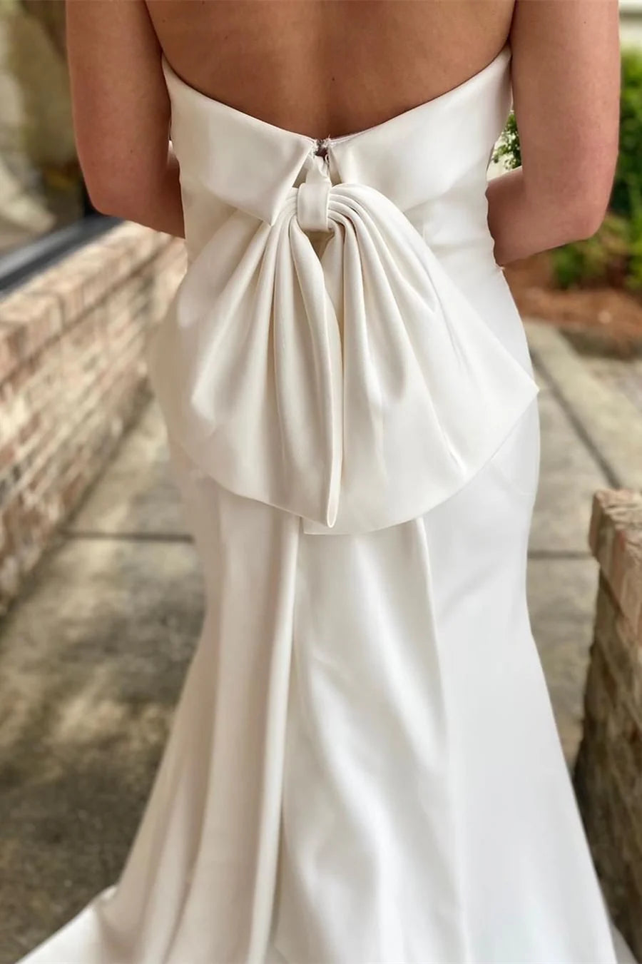 Vestido de novia sirena con espalda sin tirantes y lazo